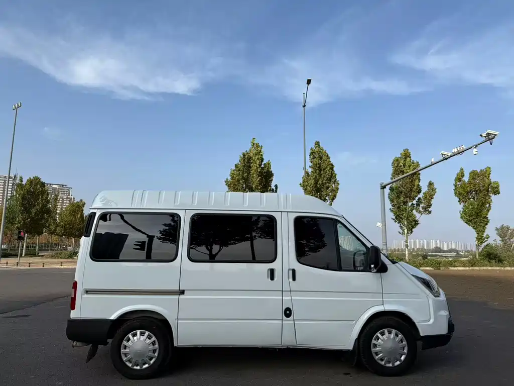 Transit Custom 2.8 T Commercial SWB Mid Roof 6 7 8-seatJX493