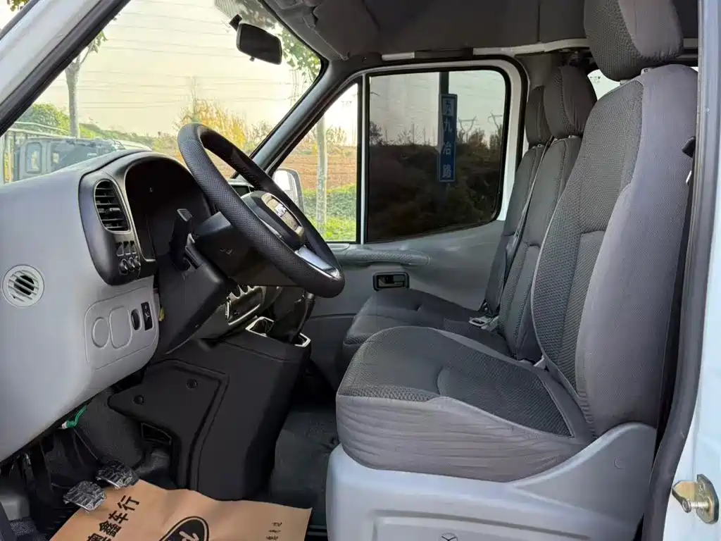 Transit Custom 2.8 T Commercial SWB Mid Roof 6 7 8-seatJX493