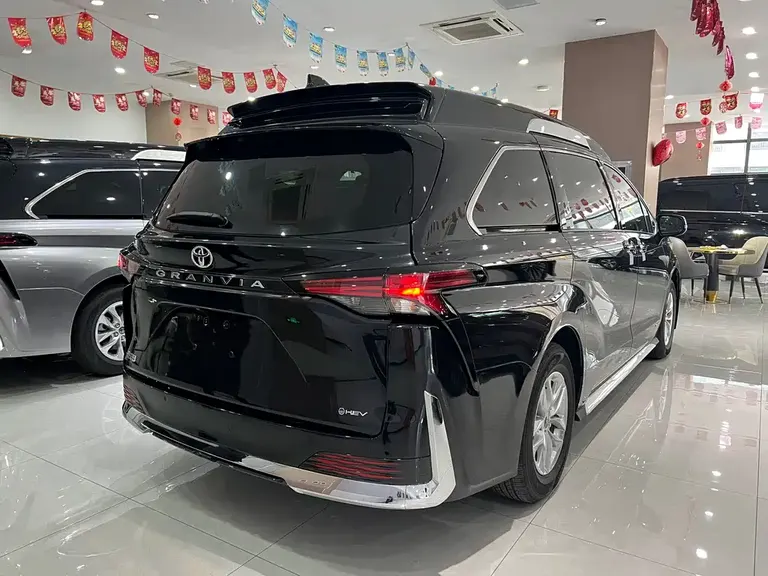 Toyota Granvia 2.5 L Hybrid Comfort