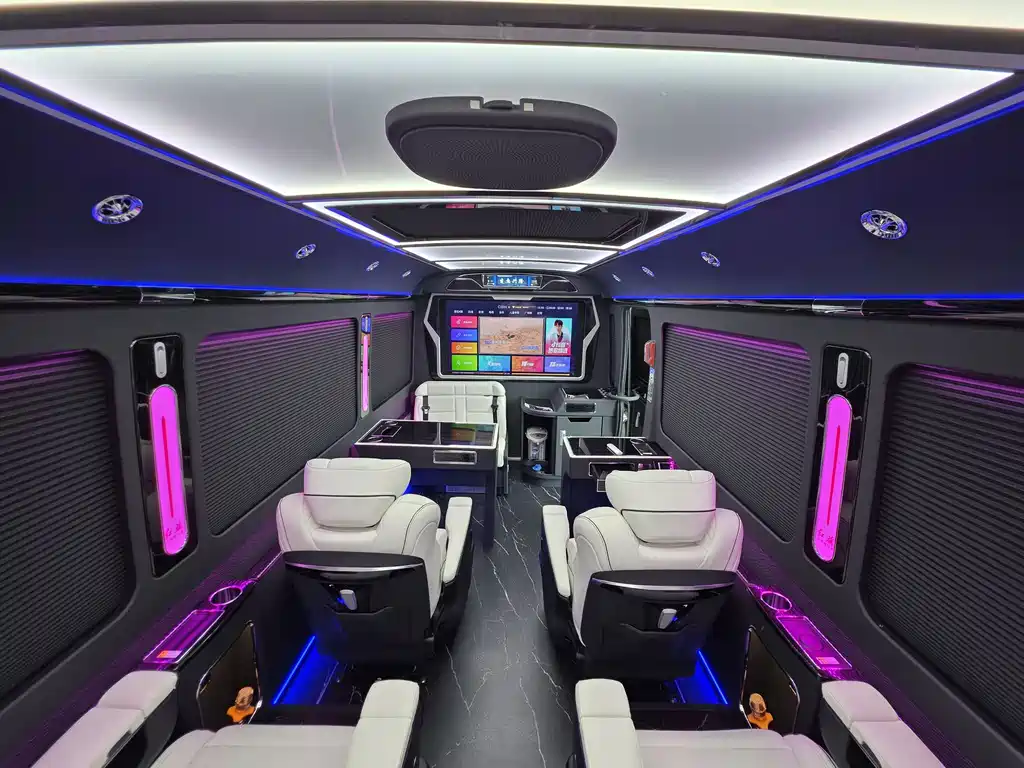 Hongqi Jinkuihua Guoyue 3.0 T Flagship 17-seat