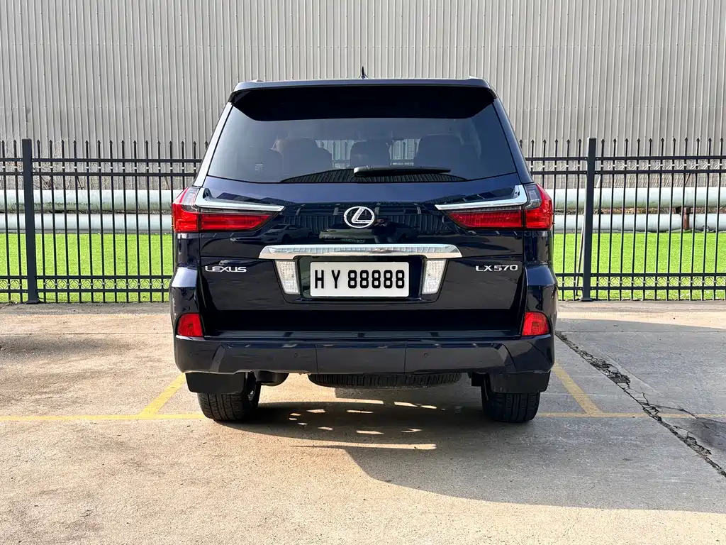 Lexus LX 570 Distinguished Luxury