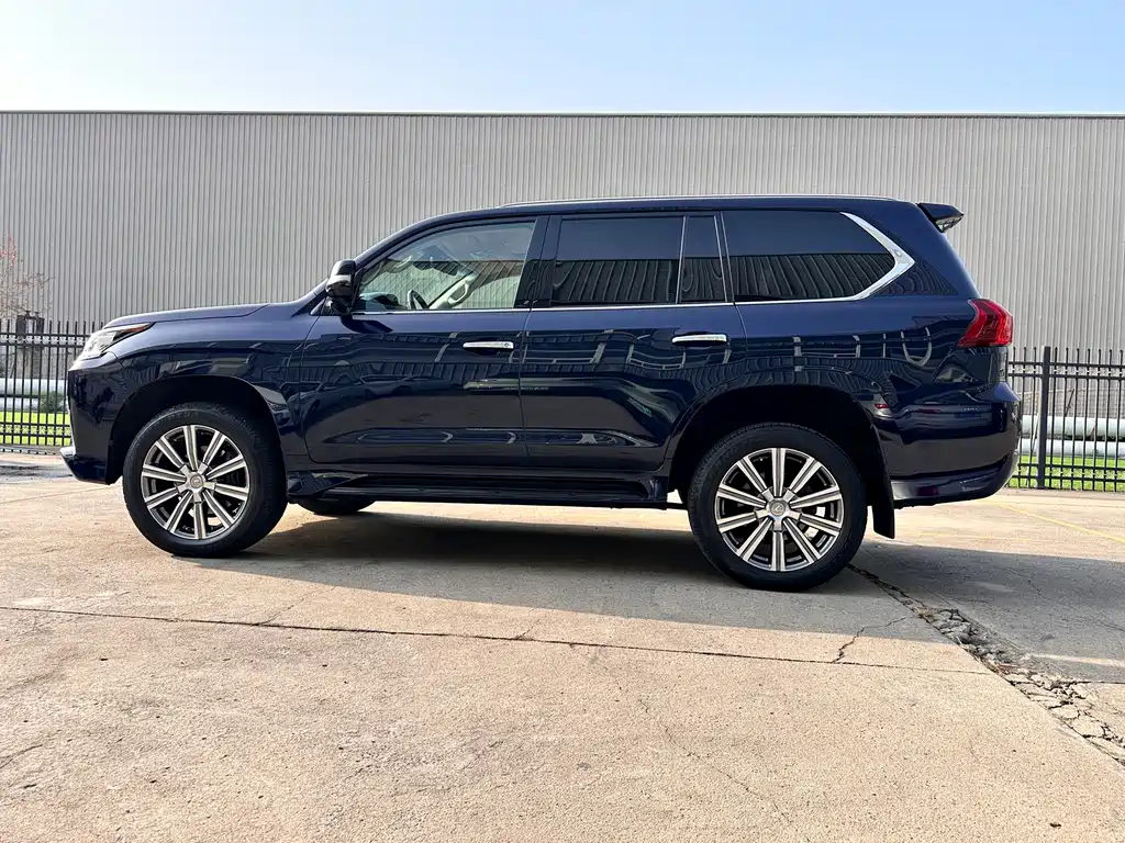 Lexus LX 570 Distinguished Luxury