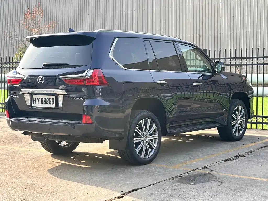 Lexus LX 570 Distinguished Luxury