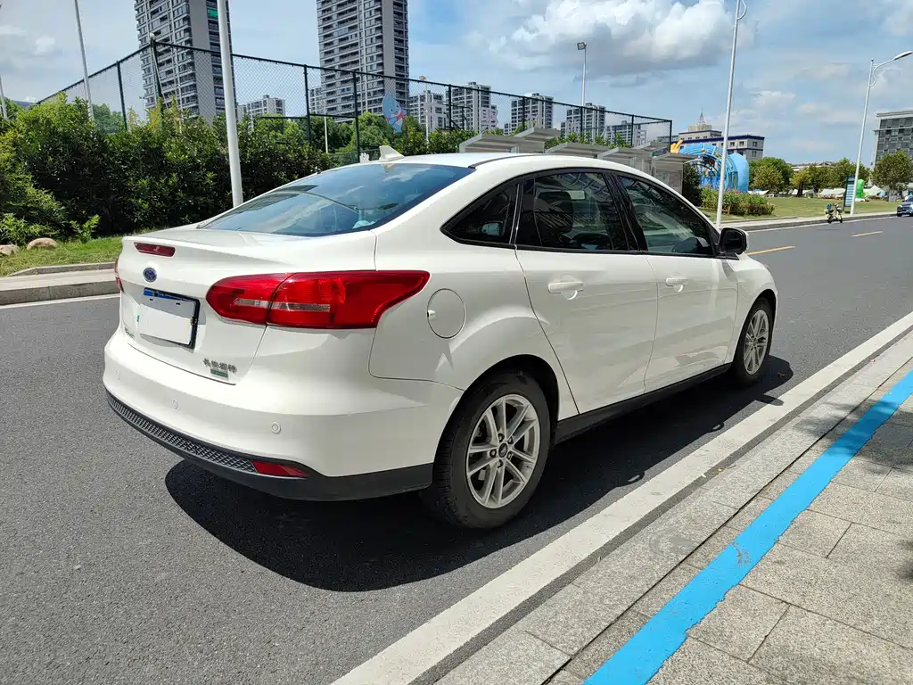 Focus Sedan Classic EcoBoost 125 Auto Super Style Smart Travel