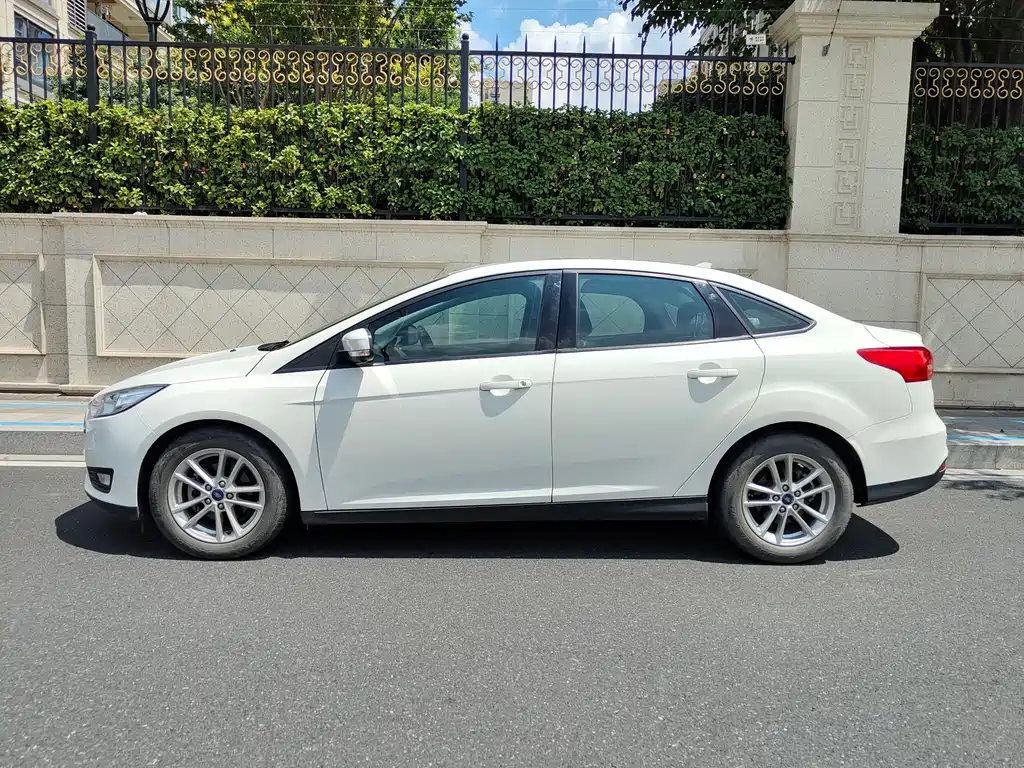 Focus Sedan Classic EcoBoost 125 Auto Super Style Smart Travel