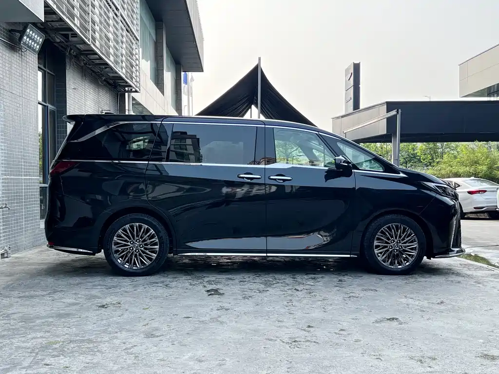 Lexus LM 500 h 6-seat Supreme