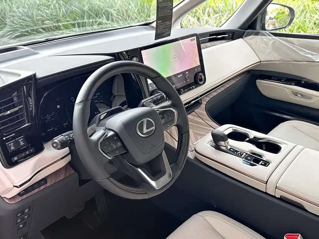 Lexus LM 500 h 6-seat Supreme