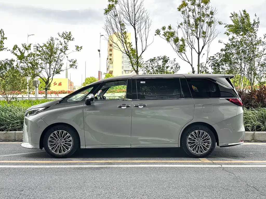 Lexus LM 500 h 6-seat Supreme