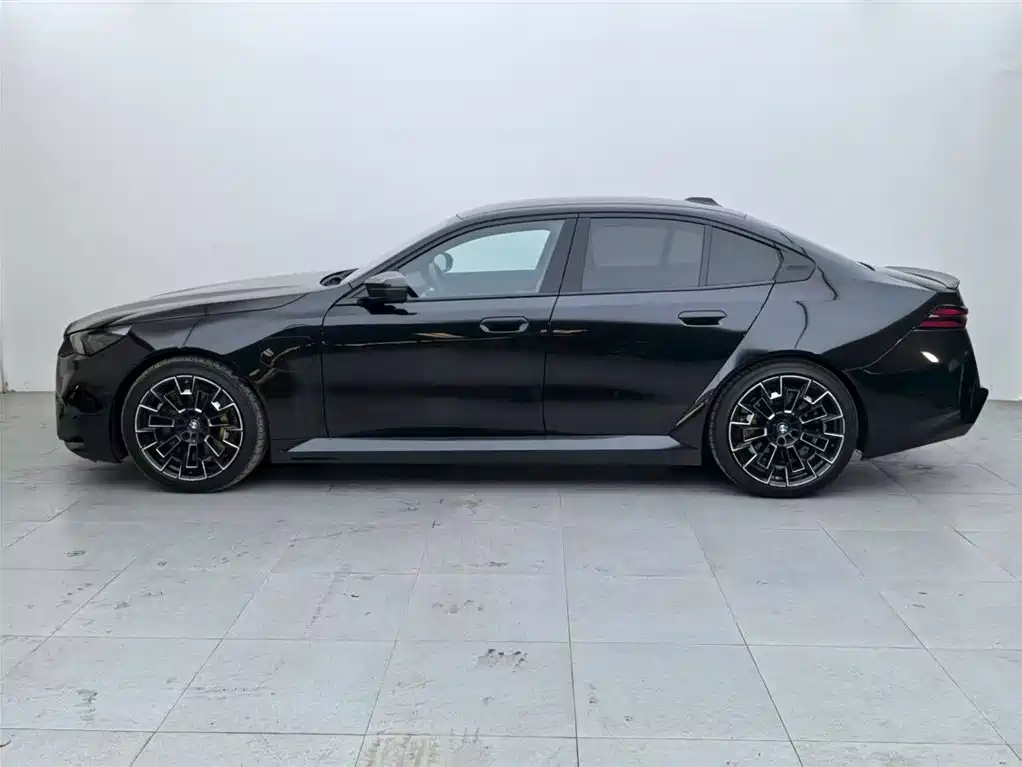 BMW M5 NEV