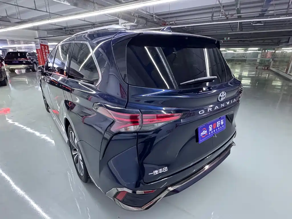 Granvia 2.5 L Hybrid Flagship VIP