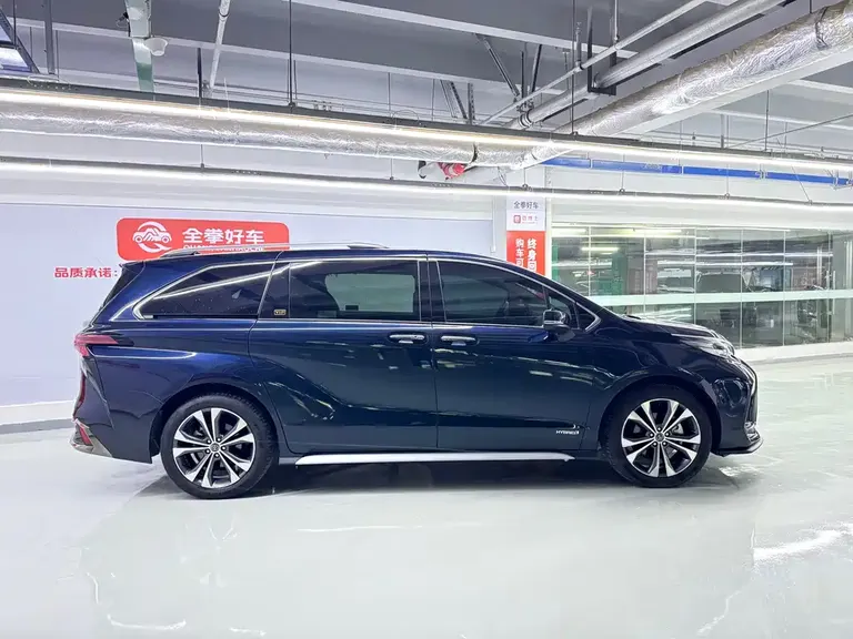 Toyota Granvia 2.5 L Hybrid Flagship VIP