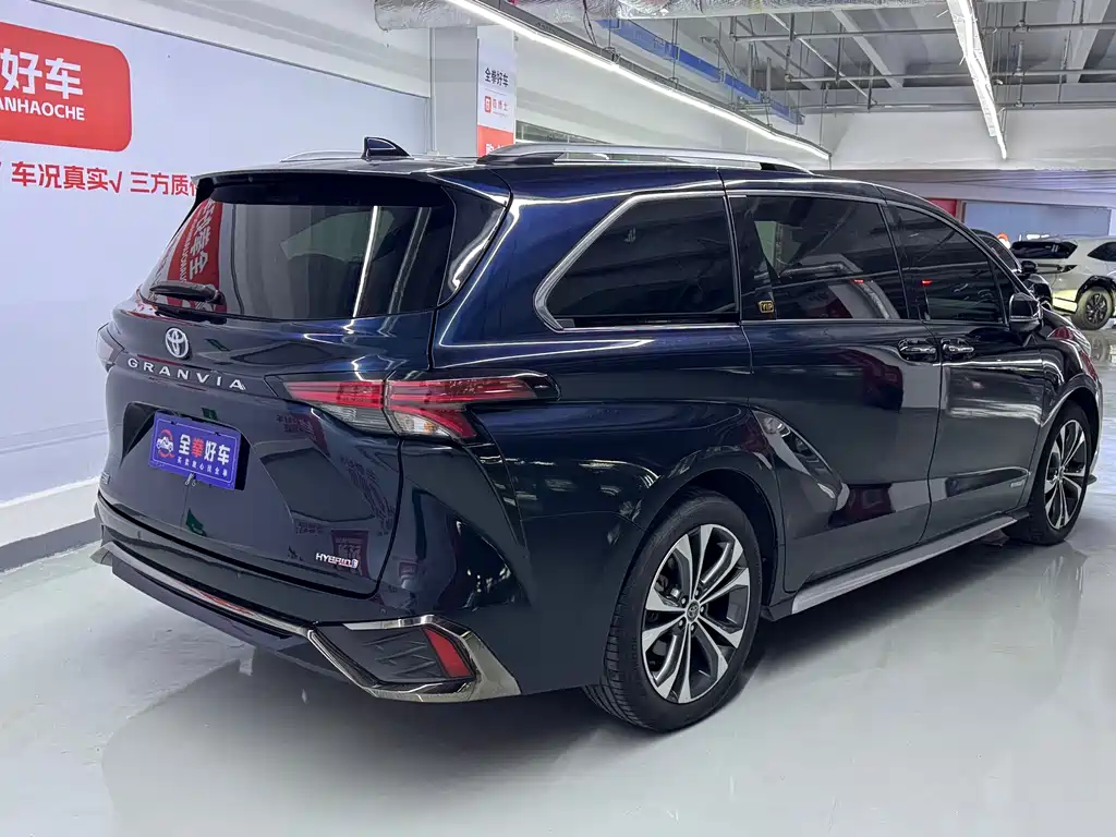 Granvia 2.5 L Hybrid Flagship VIP