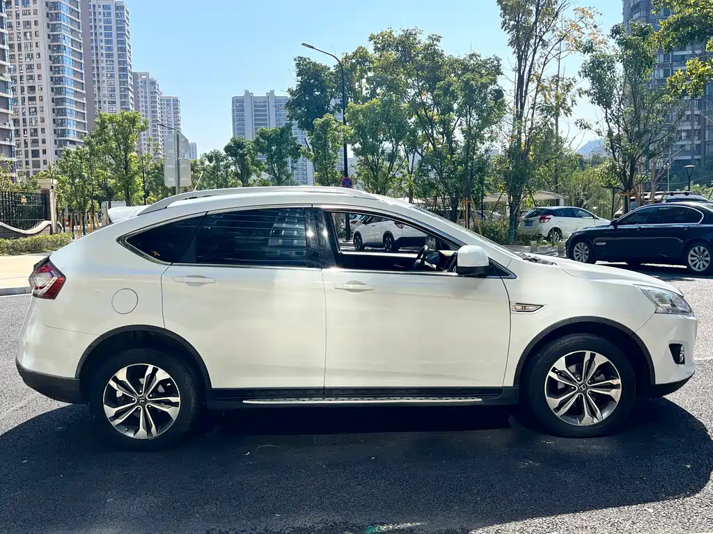 URX 6 SUV 1.8 T Fashion