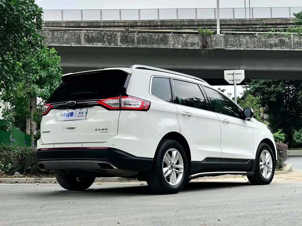 Edge EcoBoost 245 2 WD Platinum Sharp 5-seat