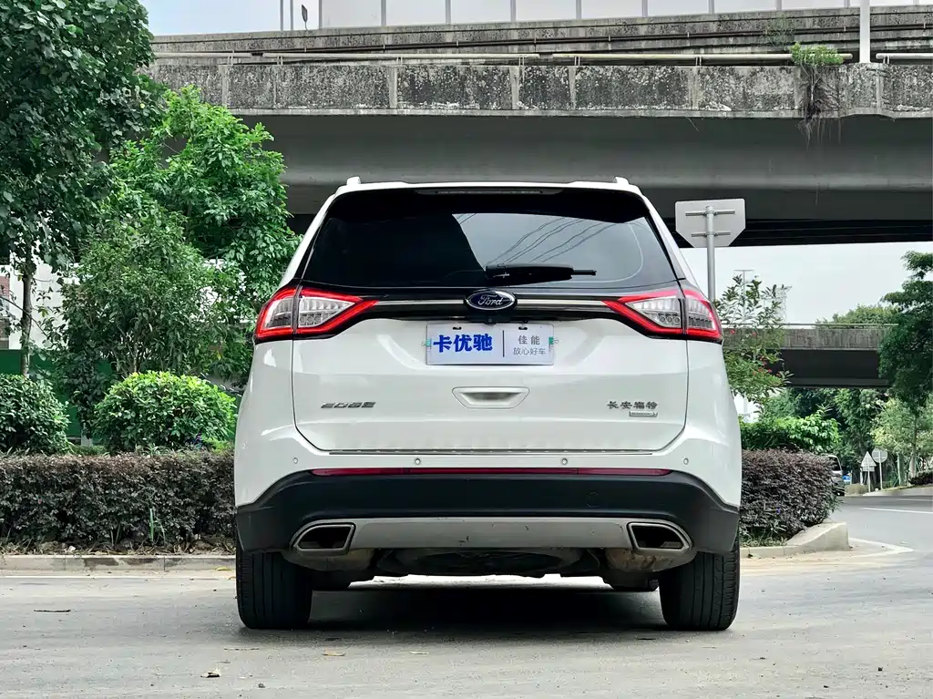 Edge EcoBoost 245 2 WD Platinum Sharp 5-seat