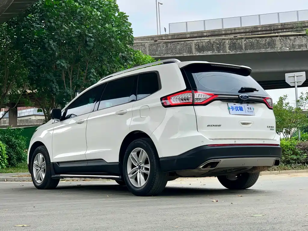 Edge EcoBoost 245 2 WD Platinum Sharp 5-seat