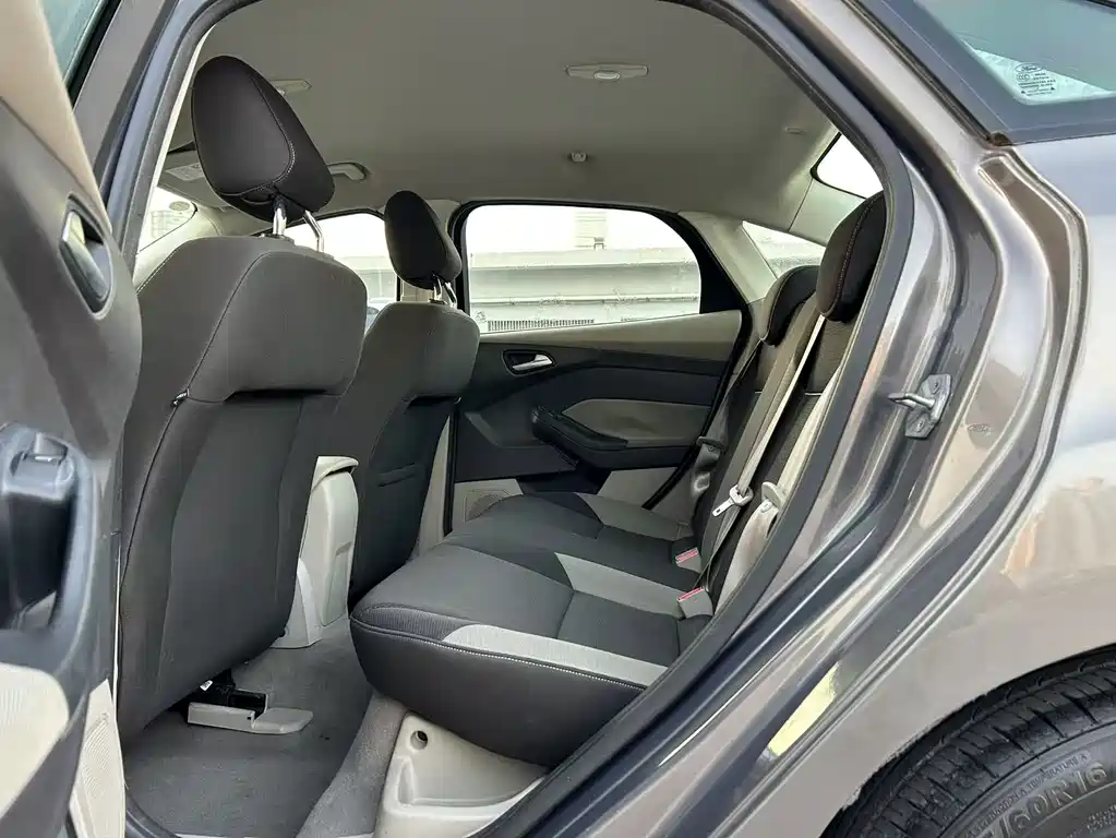 Focus Sedan 1.6 L Manual Comfort