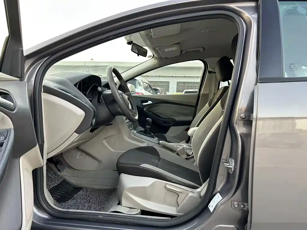 Focus Sedan 1.6 L Manual Comfort