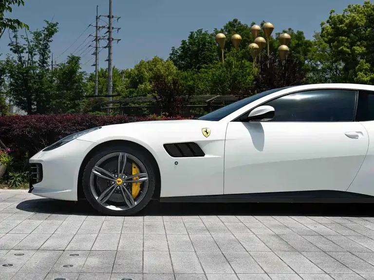 Ferrari GTC4 Lusso 6.3 L V12