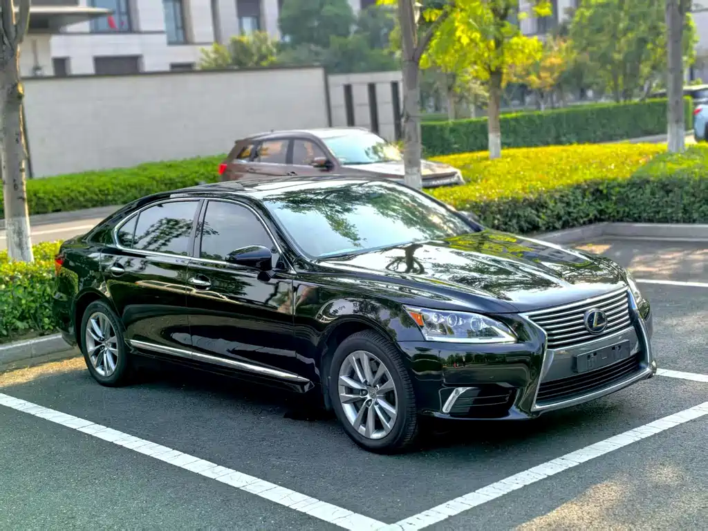 Lexus LS 460 L 4 WD Distinguished