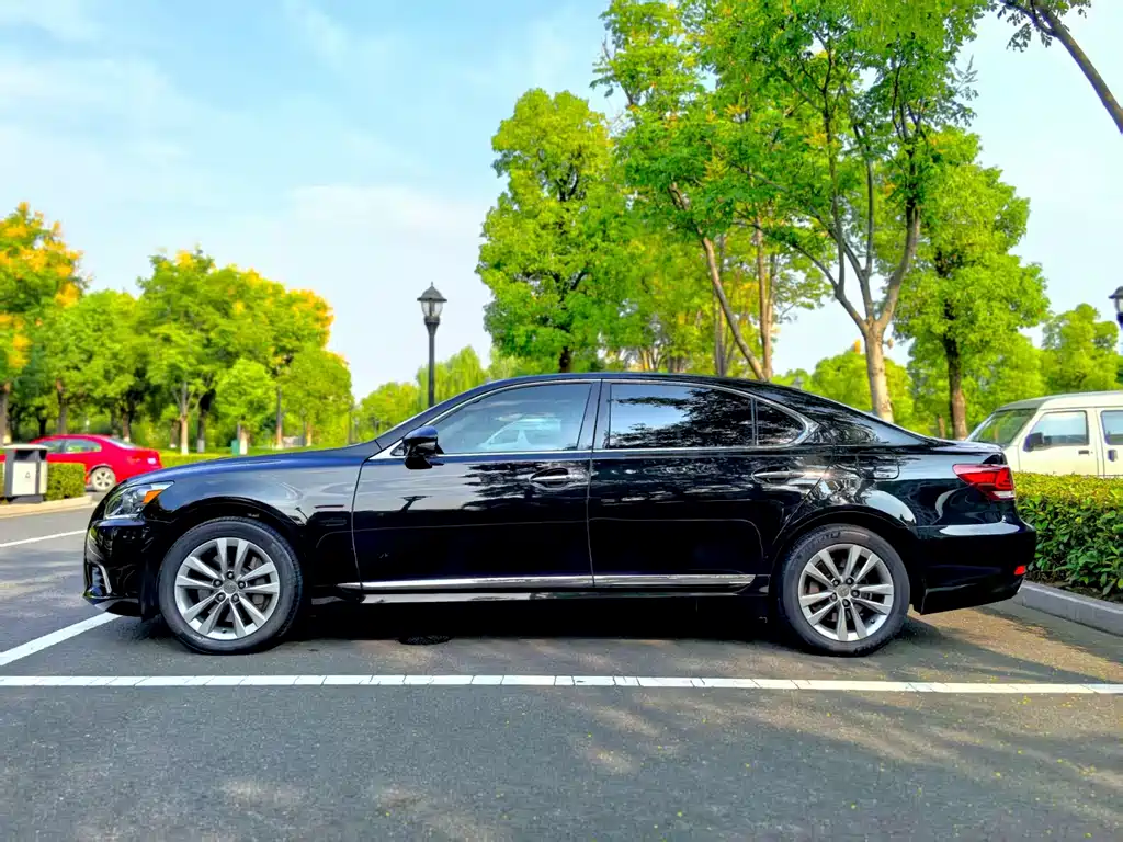 Lexus LS 460 L 4 WD Distinguished