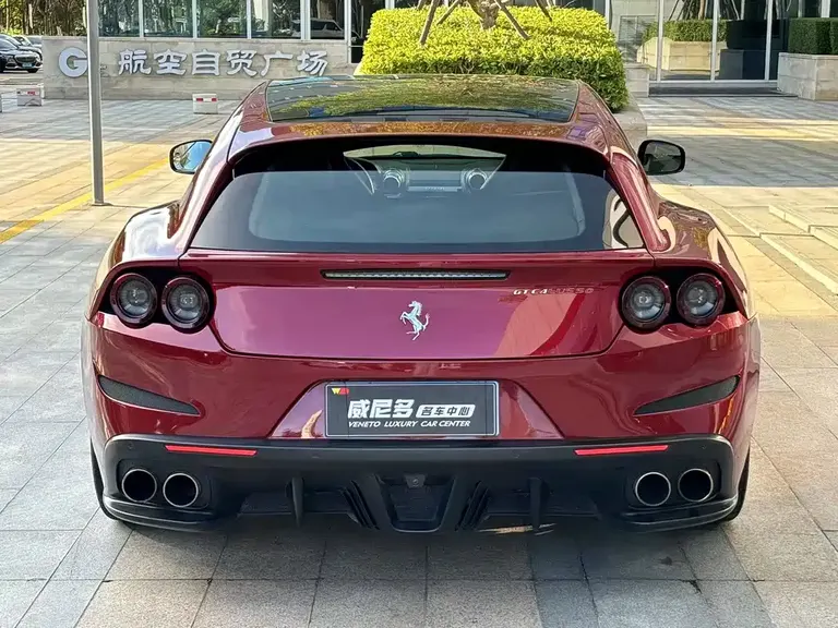 Ferrari GTC4 Lusso 6.3 L V12