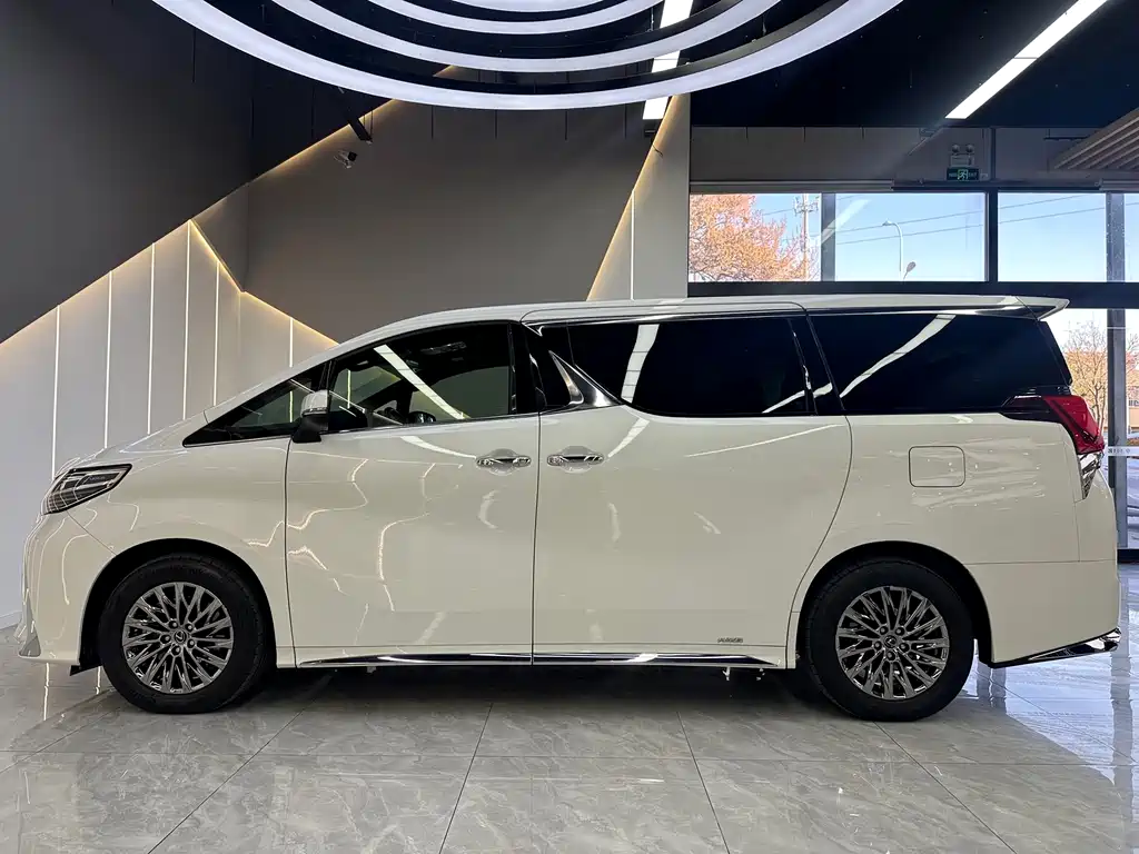 Lexus LM 300 h 4-seat Royal World