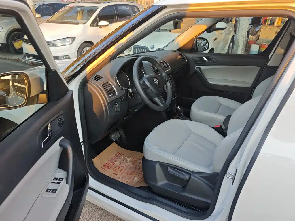 Yeti TSI280 DSG Forward