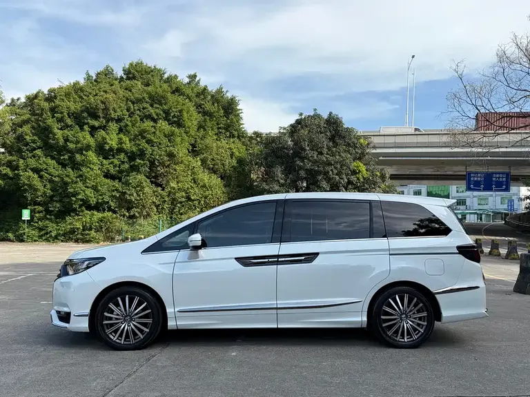 Honda Elysion 2.0 L e:HEV Luxury