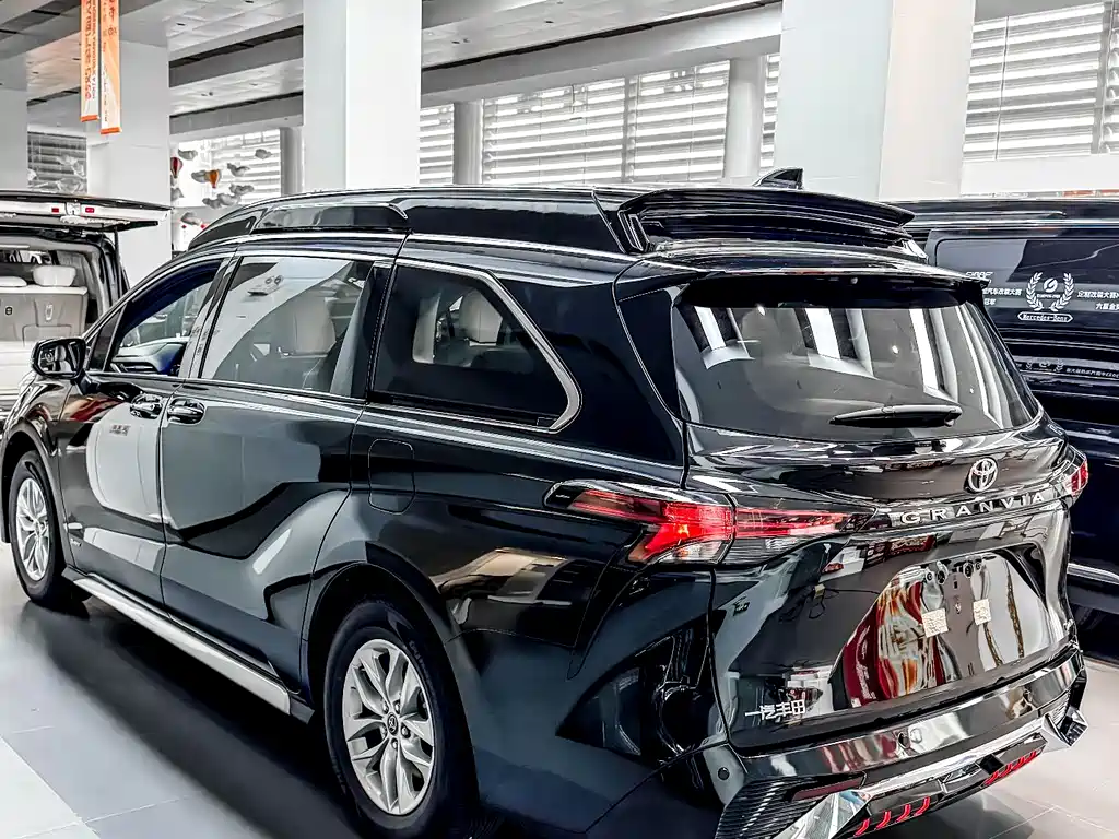 Granvia 2.5 L Hybrid Comfort