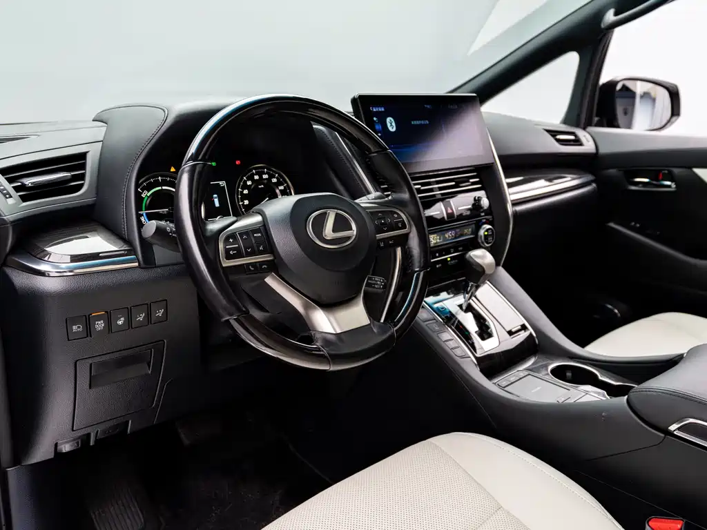 Lexus LM 300 h 4-seat Royal World