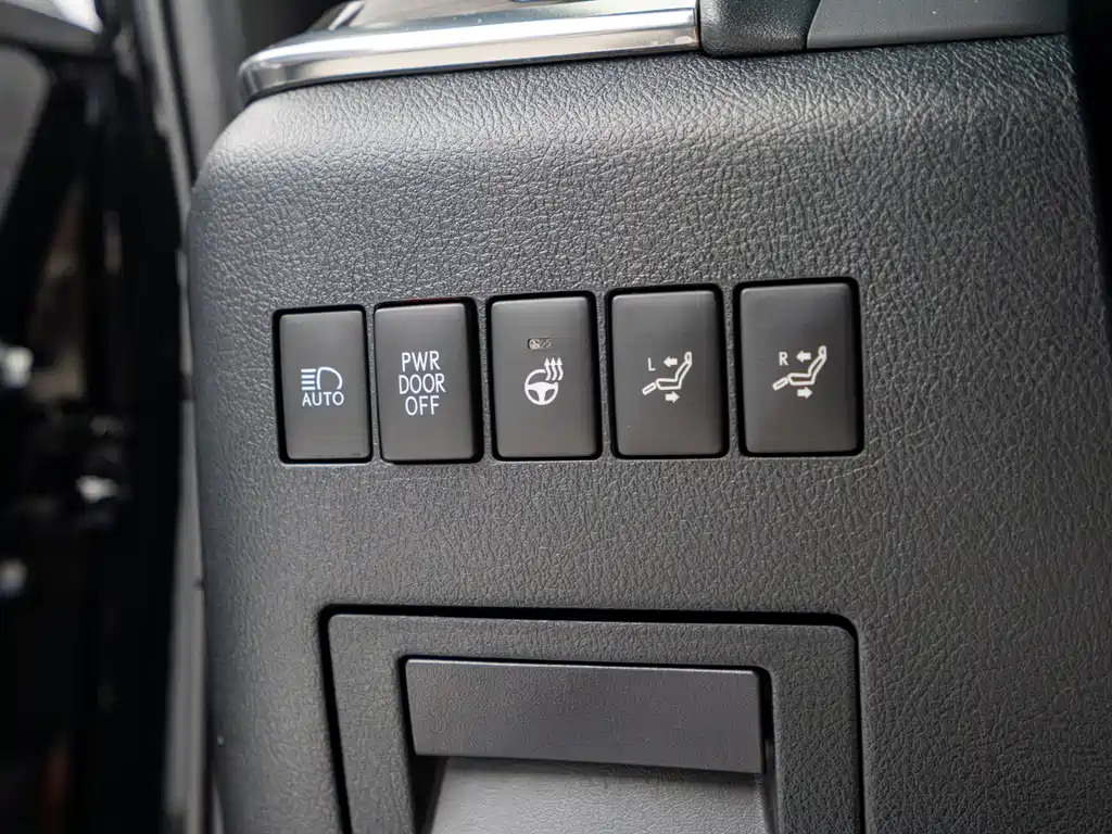 Lexus LM 300 h 4-seat Royal World