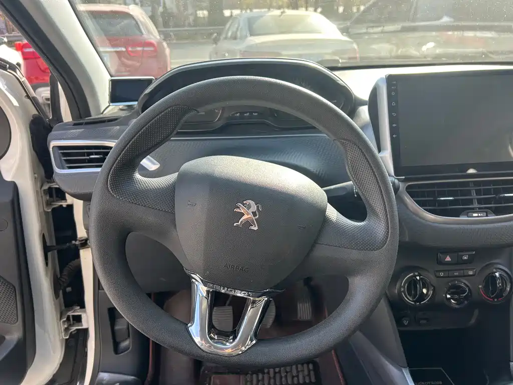 Peugeot 2008 2014 1.6 L Manual Trendy