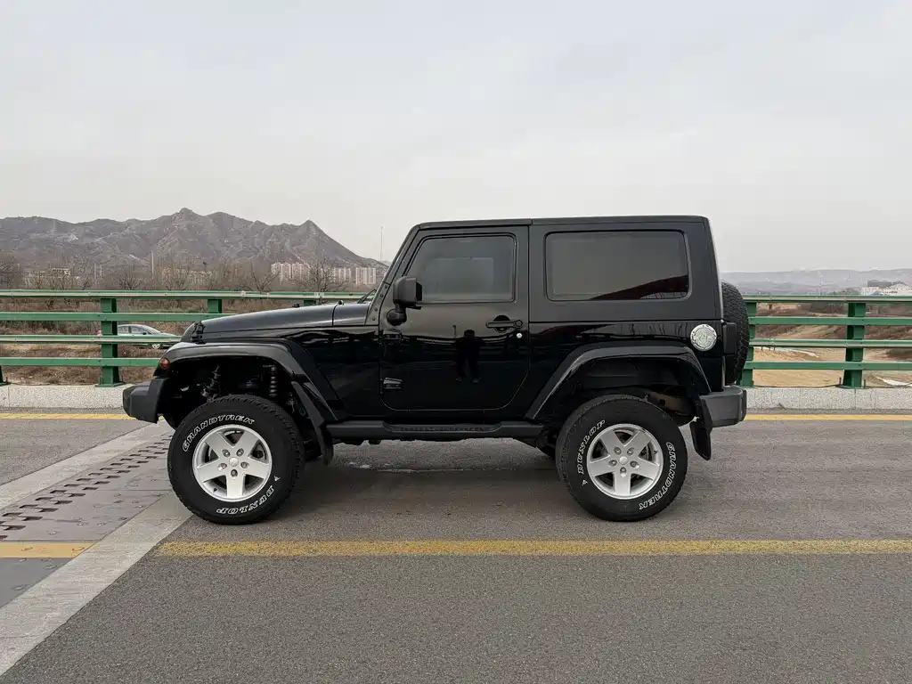 Wrangler 3.8 L Sahara 2-door