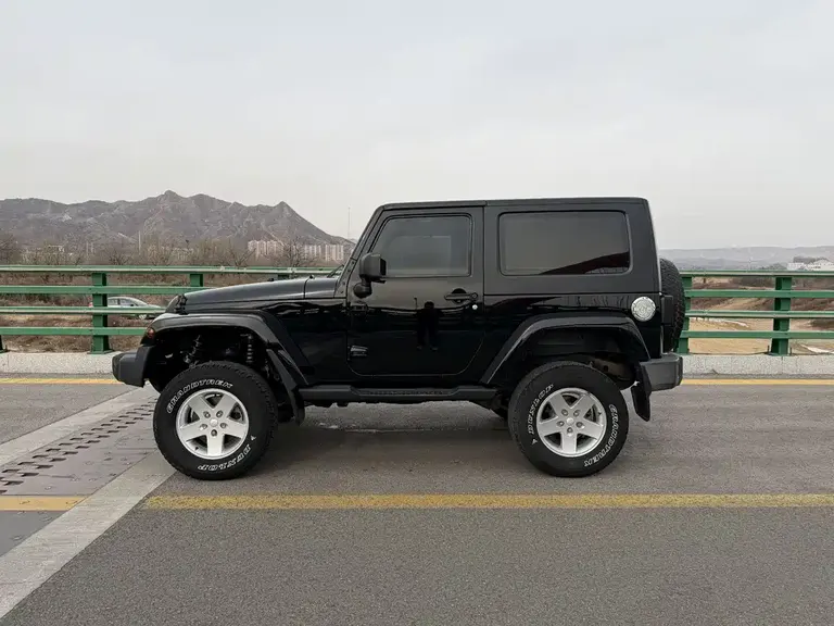 Jeep Wrangler 3.8 L Sahara 2-door