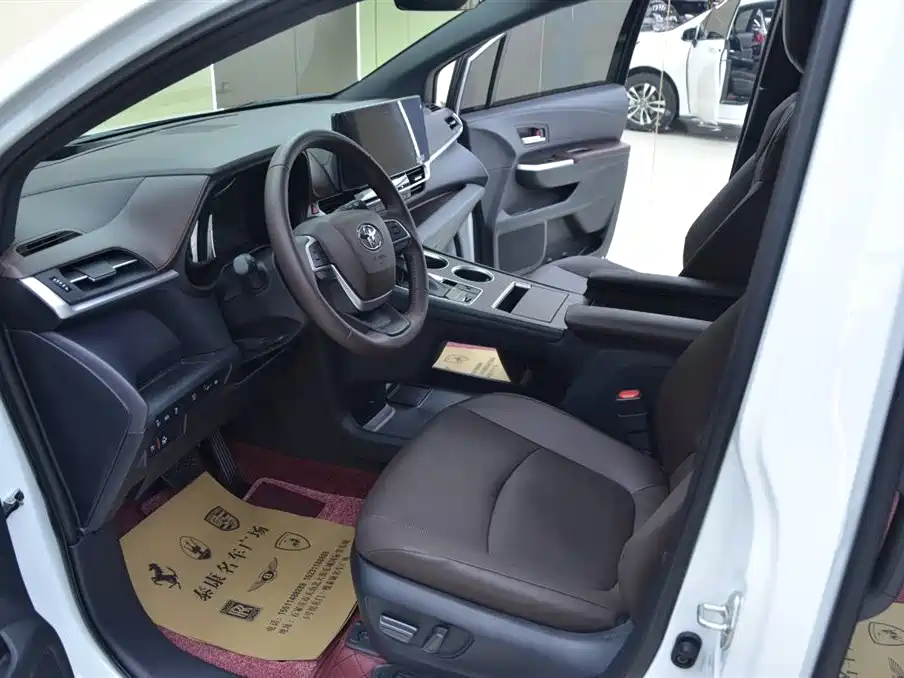 Granvia 2.5 L Hybrid Distinguished PLUS 4 WD