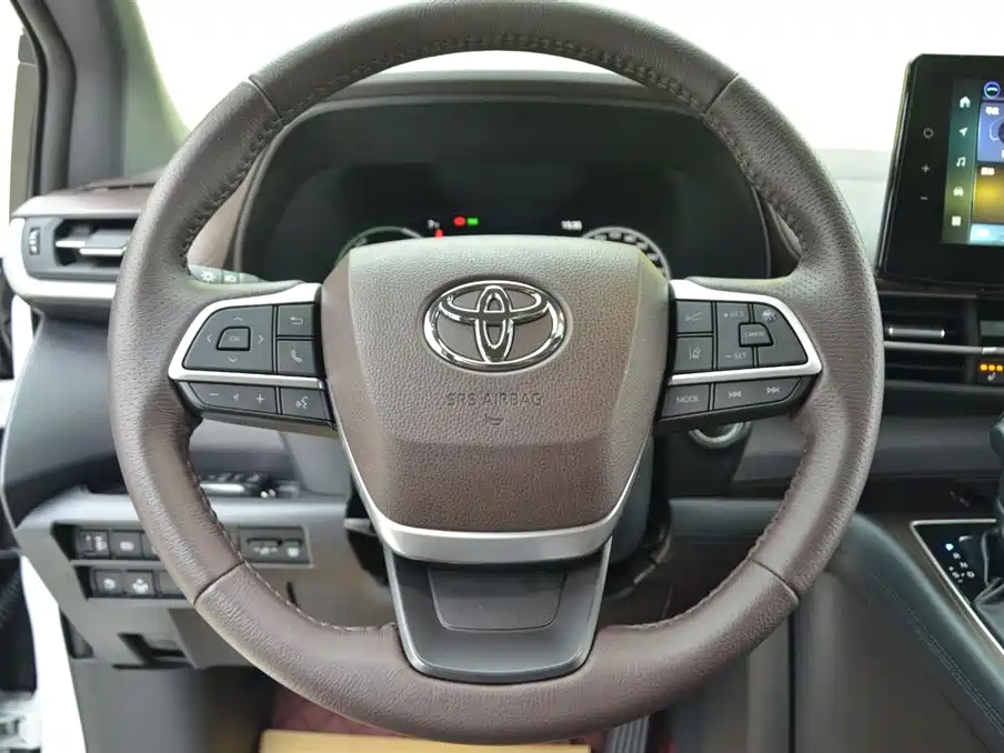 Granvia 2.5 L Hybrid Distinguished PLUS 4 WD