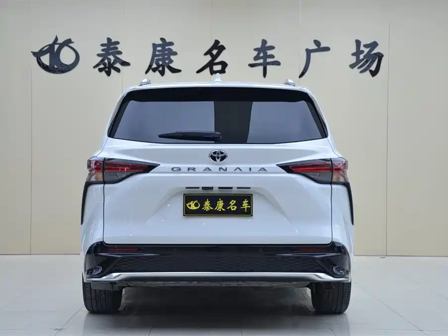 Granvia 2.5 L Hybrid Distinguished PLUS 4 WD
