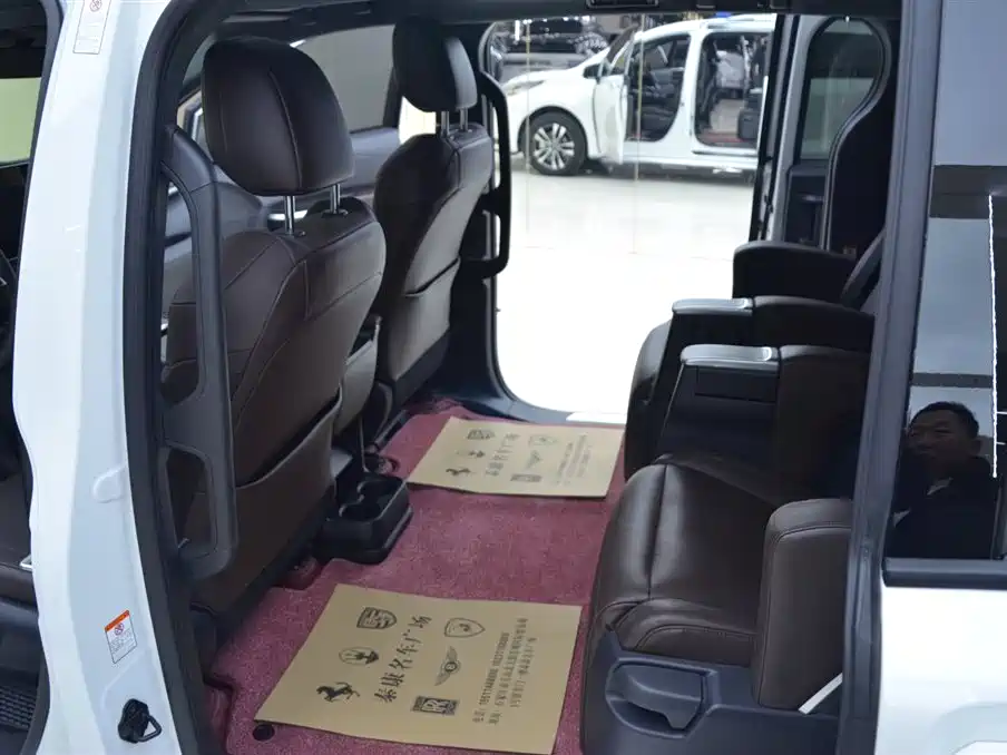 Granvia 2.5 L Hybrid Distinguished PLUS 4 WD
