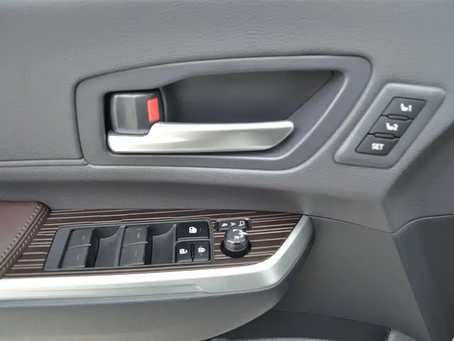 Granvia 2.5 L Hybrid Distinguished PLUS 4 WD