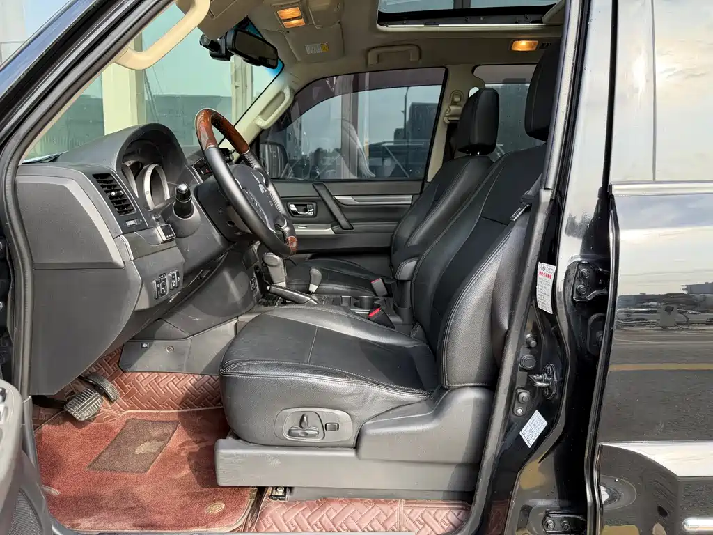 Pajero (Import) 3.0 L Auto Distinguished CN-V