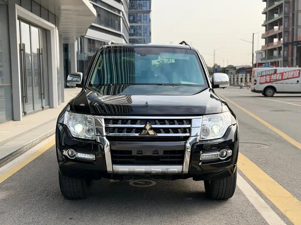 Pajero (Import) 3.0 L Auto Distinguished CN-V