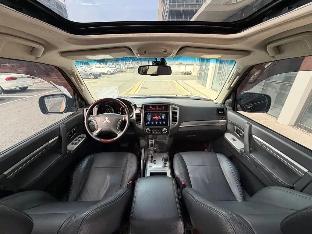 Pajero (Import) 3.0 L Auto Distinguished CN-V