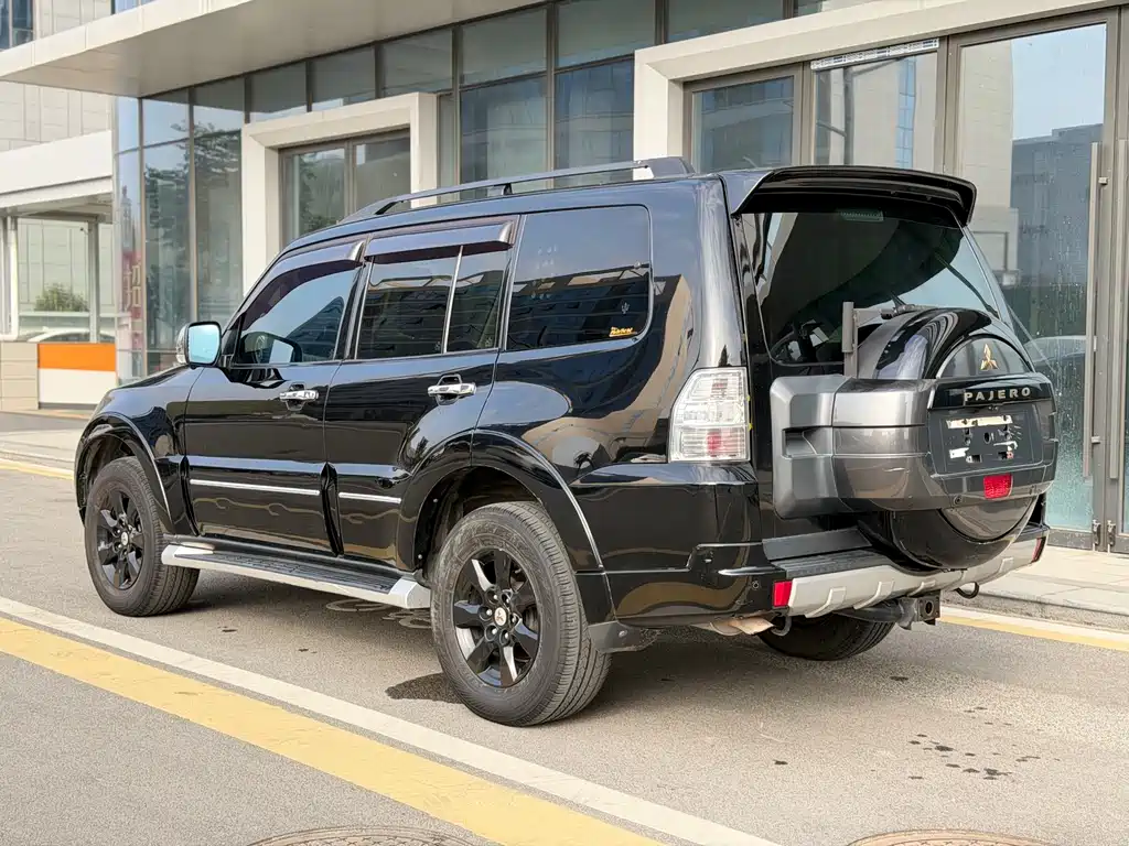 Pajero (Import) 3.0 L Auto Distinguished CN-V