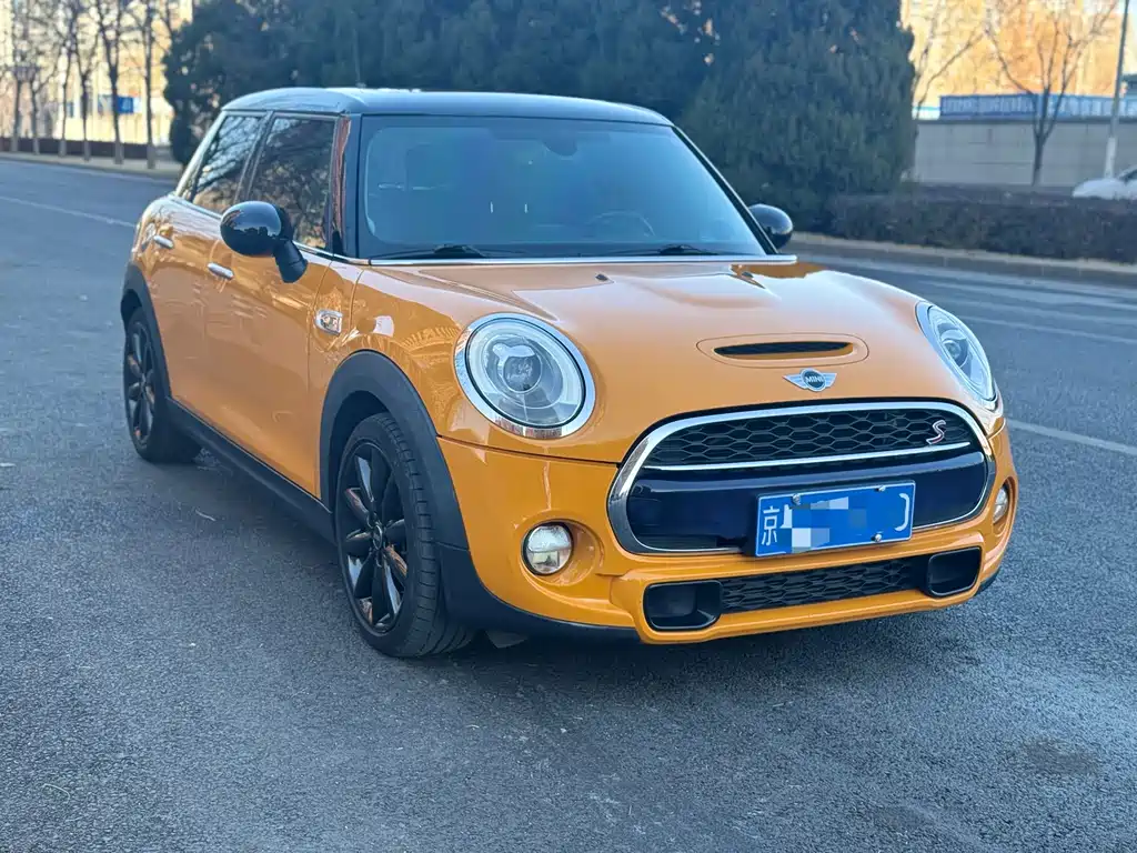 MINI 2.0 T COOPER S Pioneer 5-door