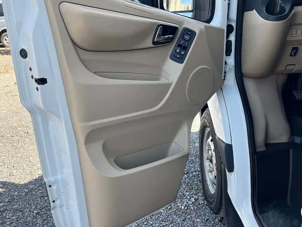 Toano 2.8 T Business Travel Plus LWB 16-17-seatISF2.8 s5 F148