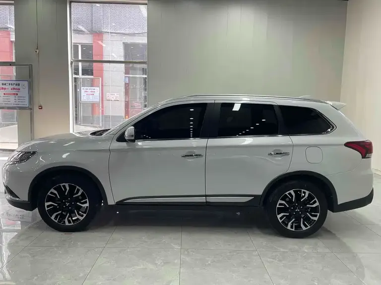 Mitsubishi Outlander 2.4 L 4 WD Enjoyment 5-seat
