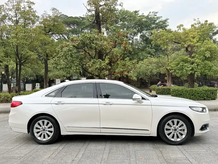 Ford Taurus EcoBoost 180 Luxury