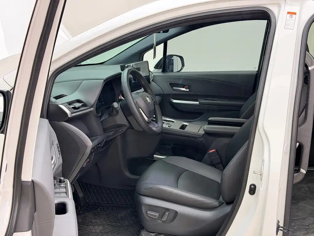 Granvia 2.5 L Hybrid Distinguished PLUS 4 WD
