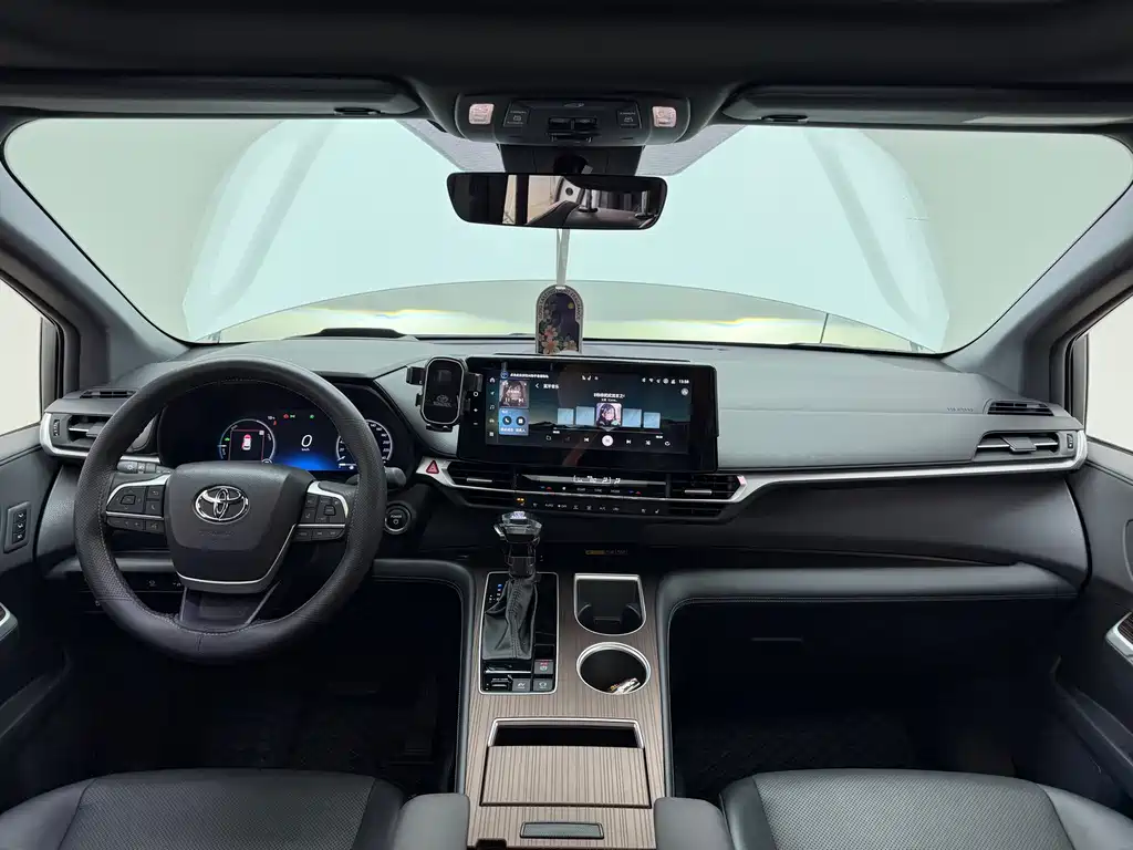 Granvia 2.5 L Hybrid Distinguished PLUS 4 WD